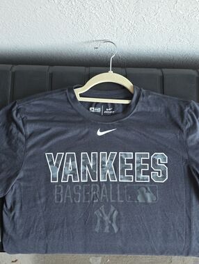 Nike Yankees Gray Graphic Tee